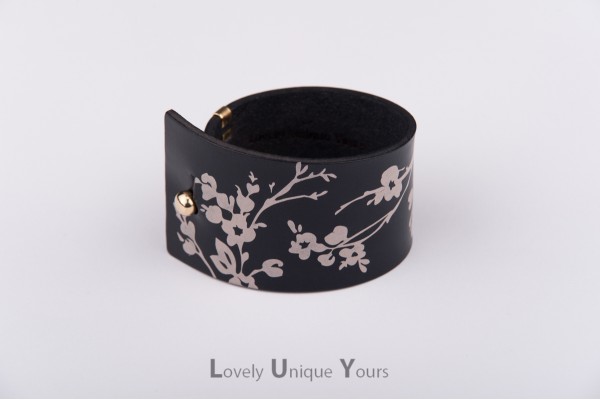 Жіночий шкіряний браслет LUY N9 FLORAL - беж на чорному фоні Жіночий шкіряний браслет LUY N9 FLORAL - беж на чорному фоні